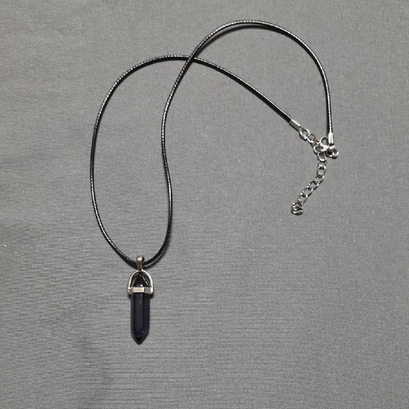 Elegant Black Pendant Necklace - Picture 2 of 3